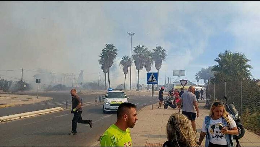 Las im&aacute;genes del incendio de Sanl&uacute;car que ha obligado a cortar el acceso desde Jerez.