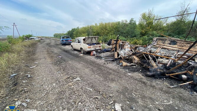 Caravana de vehículos atacada por el Ejército ruso