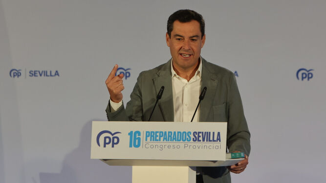 El presidente de la Junta, Juanma Moreno, en el congreso provincial del PP de Sevilla celebrado hoy.