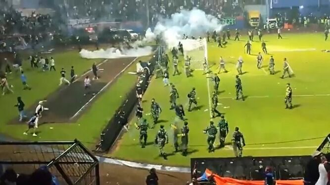 Una captura de pantalla de los actos violentos en un partido de fútbol en Indonesia.