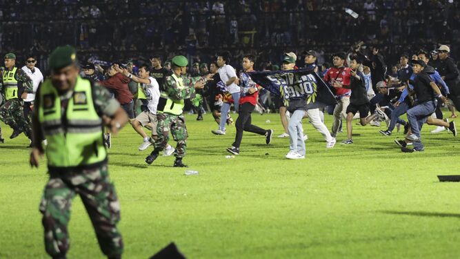 Una imagen de los incidentes en el campo de fútbol de Indonesia.
