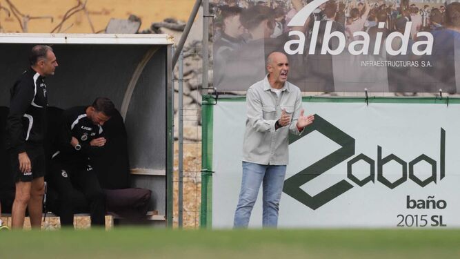Alberto Monteagudo da ánimos a sus futbolistas