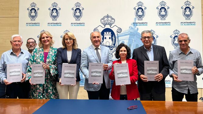 La presentación de la revista 'Dos Orillas' en el Ayuntamiento de Algeciras.