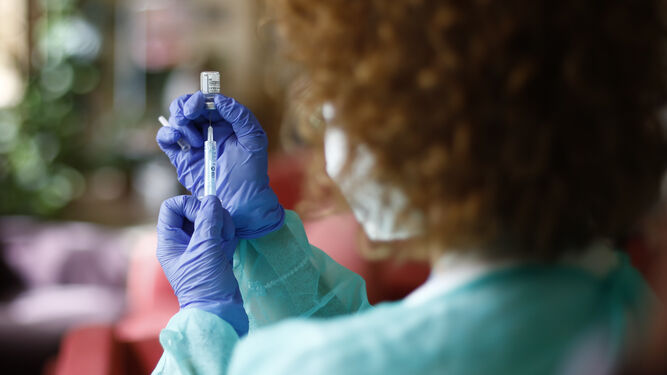 Una enfermera prepara una vacuna contra el coronavirus.