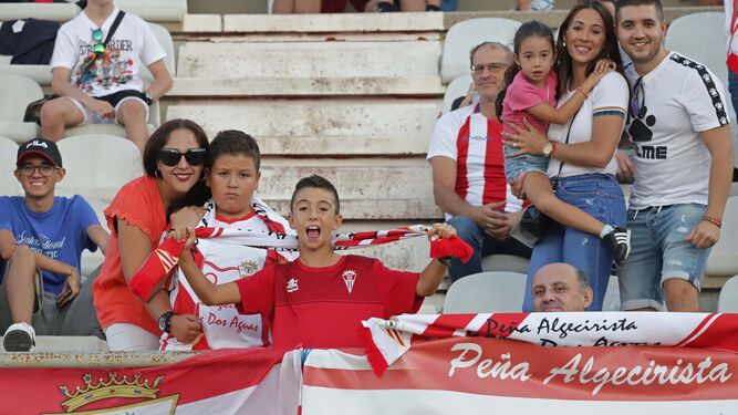 Padres, madres e hijos, en un partido del Algeciras.
