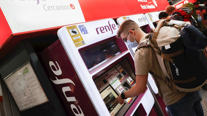 Un usuario en la máquina expendedora de tickets de Renfe