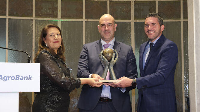 Jesús Barranco recibe el premio de las manos de Carmen Crespo y Antonio Luengo.