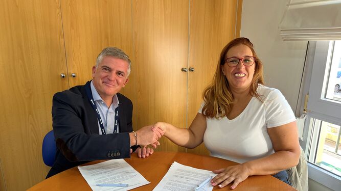 El gerente del Hospital Viamed Bahía de Cádiz, Manuel Mª Rodríguez Silva, junto a la presidenta de la Asociación de comerciantes Viva Chiclana,  Ana Belén Mota Gómez.