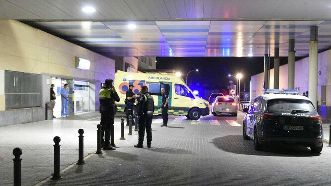 Varios agentes a la entrada del Hospital Punta Europa pasada la medianoche