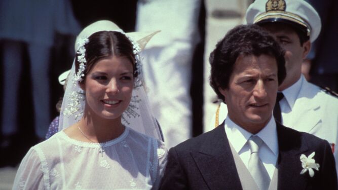 Philippe Junot contrajo matrimonio con una jovencísima Carolina de Mónaco, pese a la oposición de la familia real monegasca.