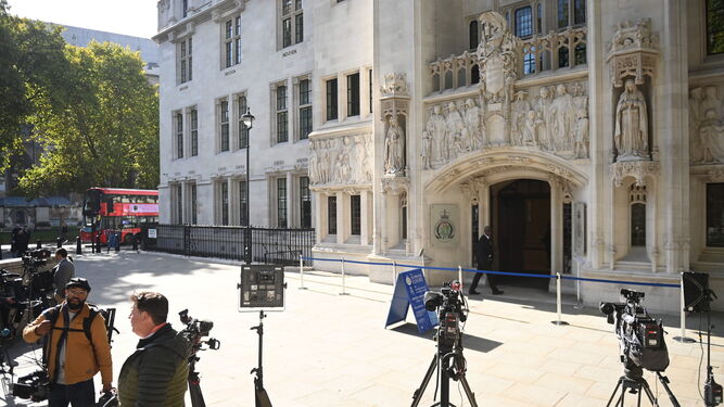Periodistas ante el Supremo británico, en Londres.