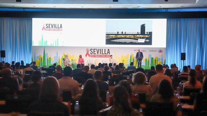 El alcalde, Antonio Muñoz, durante la inauguración en Sevilla de la conferencia mundial Fast-Track Cities 2022.