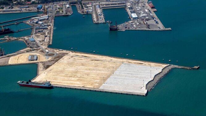 Vista aérea de la primera fase de la nueva terminal de contenedores del puerto de Cádiz