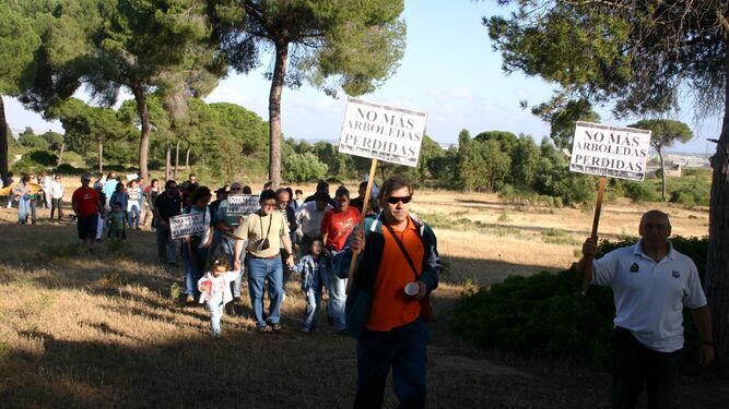 Una de las marchas ciudadanas en defensa del bosque de Rancho Linares.
