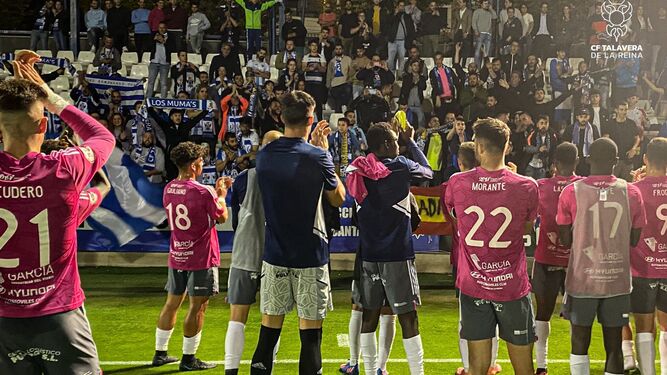 Los jugadores del Talavera aplauden a su público.