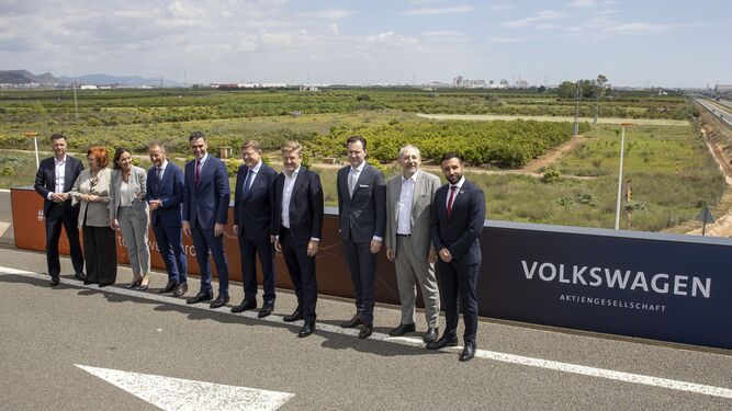 Sánchez, en su  visita a los terrenos de la futura planta de baterías de Seat y Volkswagen en Sagunto.
