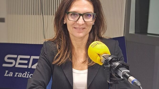 Esther Bazán con el micrófono de la SER.