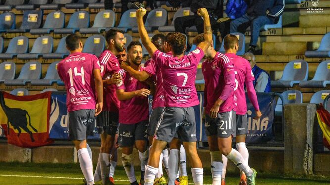 El Talavera festeja su gol ante el Mérida.
