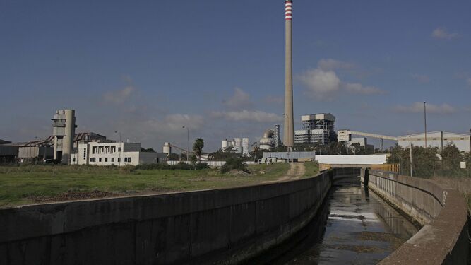El entorno de la central térmica de Los Barrios, donde se prevé construir la planta de Exolum.