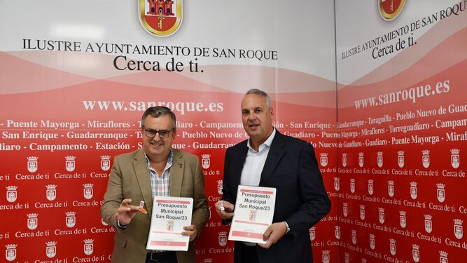 Ángel Gavino y Juan Carlos Ruiz Boix, con el Presupuesto de San Roque.