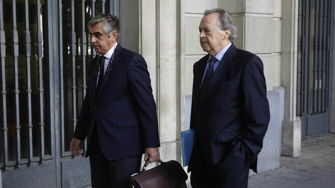 Pérez-Sauquillo (a la derecha) y su abogado llegan a la Audiencia de Sevilla para uno de los juicios.