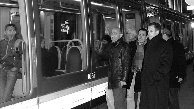 Manuel de Bernardo y José María Román, alcaldes de San Fernando y Chiclana, junto a Fernando López Gil, durante el viaje a Estrasburgo que se organizó con distintos colectivos ciudadanos para conocer el tranvía.