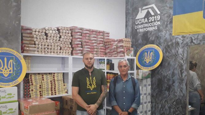Slavik Kyrylenko y Antonio Coronillas posan en el almacen que sirve para la recogida y reparto de alimento a las familias ucranianas acogidas.