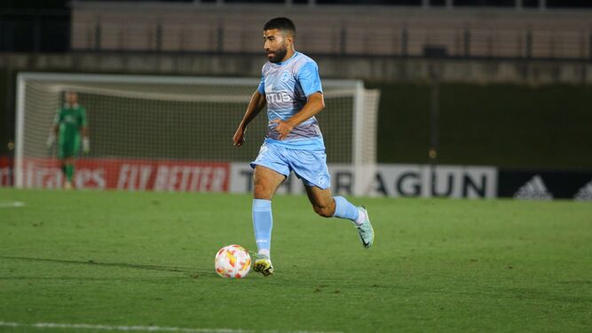 Yassin Fekir conduce el balón durante un partido