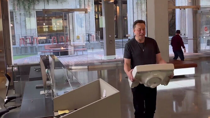 Elon Musk entra en la sede de Twitter con un lavabo