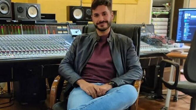 Mario Fernández, en su estudio de grabación