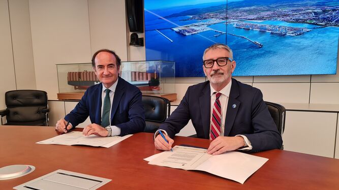 Gerardo Landaluce y Francisco Piniella firman el convenio, este miércoles.