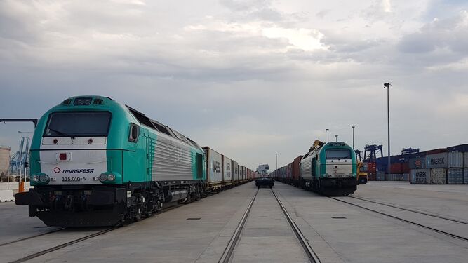 Dos trenes en el Puerto de Algeciras.