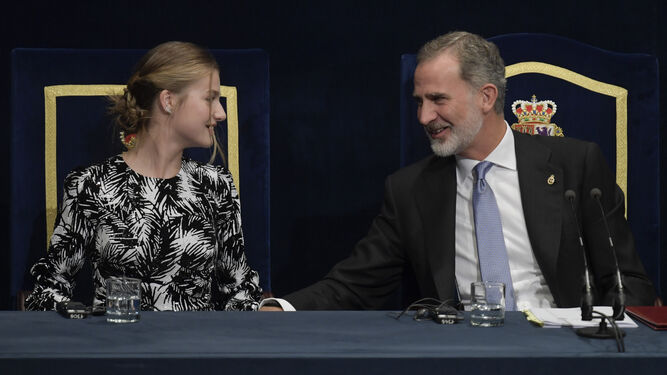 El Rey conversa con doña Leonor en la entra de los Premios Princesa de Asturias