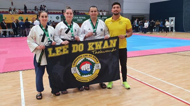 Los medallistas y el técnico del Lee do Kwan, en Jaén