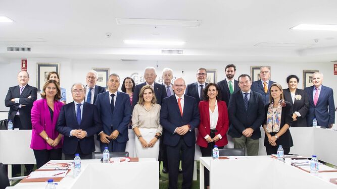 Miembros del Consejo Andaluz de Cámaras con la consejera de Empleo.