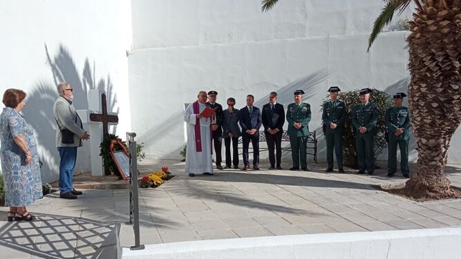Familiares, autoridades y fuerzas de seguridad durante el homenaje al Cabo Antonio Mateo.