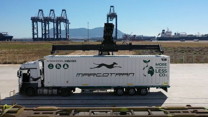 Carga de un contenedor de Marcotran desde un camión a una plataforma ferroviaria en Isla Verde Exterior.