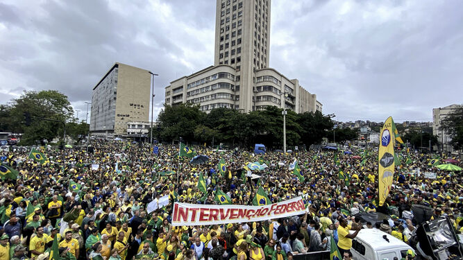 Miles de personas participan en una protesta de seguidores de Bolsonaro frente al Comando Militar del Este, en Río de Janeiro.