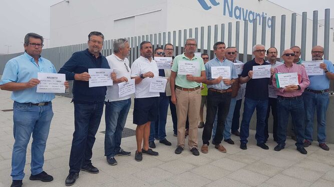 Prejubilados técnicos superiores de Navantia San Fernando durante su protesta.