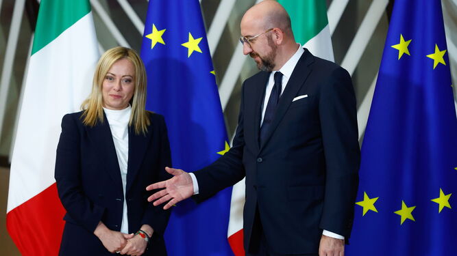 La primera ministra italiana, Giorgia Meloni, es recibida por el presidente del Consejo Europeo, Charles Michel.