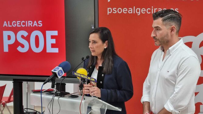 Rocío Arrabal, secretaria general del PSOE de Algeciras, y Fran Fernández, portavoz