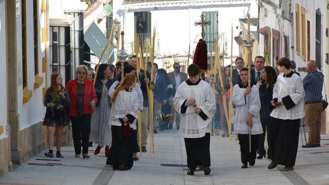 Una procesión de Domingo de Ramos con palmas y olivos en San Roque.