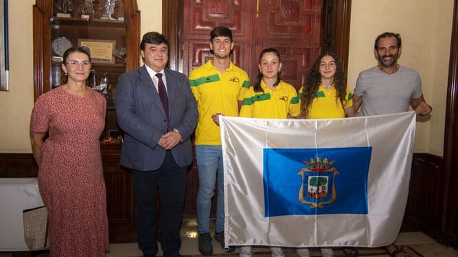 El alcalde, junto a representantes del Club Tartessos.