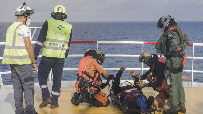 Un inmigrante que necesita asistencia sanitaria es evacuado en un helicóptero del Ejército francés.