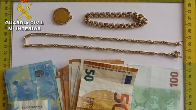 Parte de las joyas y del dinero que ha podido recuperar la Guardia Civil.