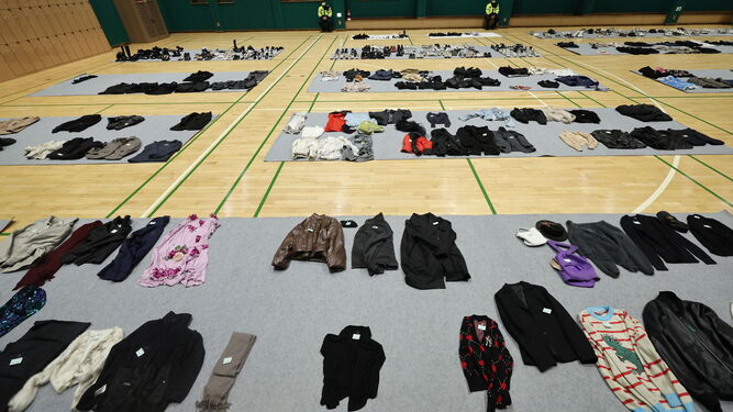 Prendas de ropa perdidas durante la estampida humana en Seúl.