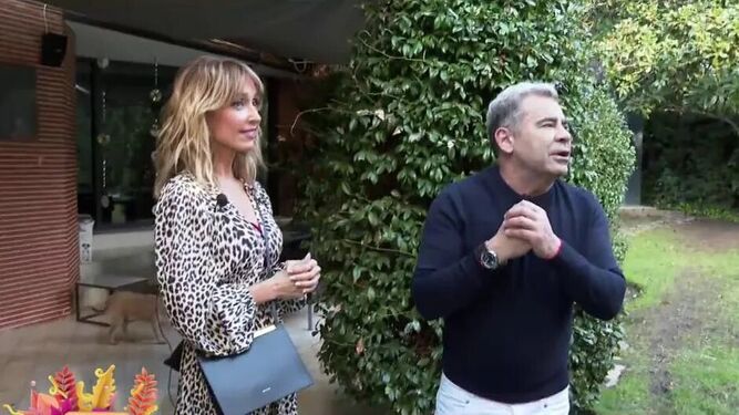 Emma García visita la casa de Jorge Javier Vázquez en una entrevista emitida por el programa 'Fiesta'.