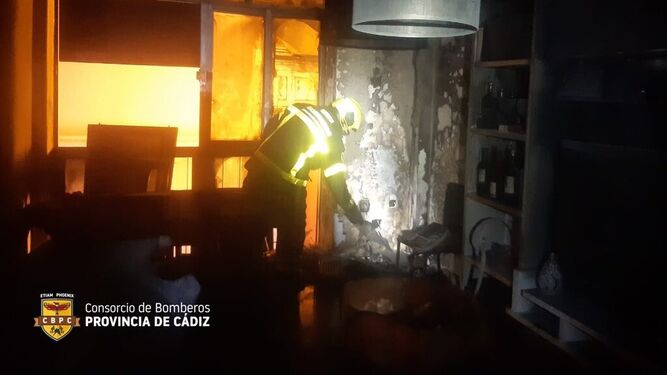 Un bombero evalúa el estado de la vivienda tras el incendio.