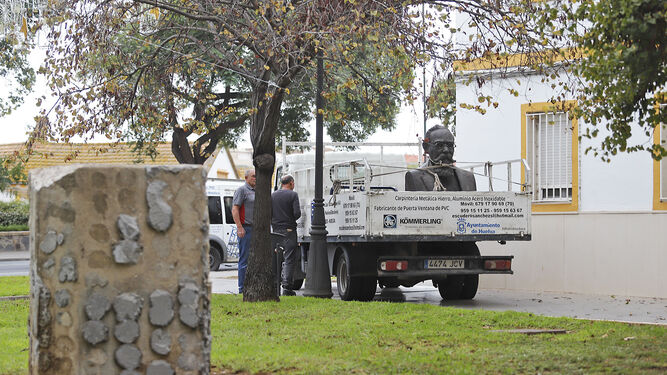 Retirada del busto de Vestuniano Carranza en la Plaza Fray Genaro Prieto.