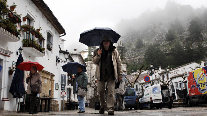 Turistas en Grazalema un día de lluvia.